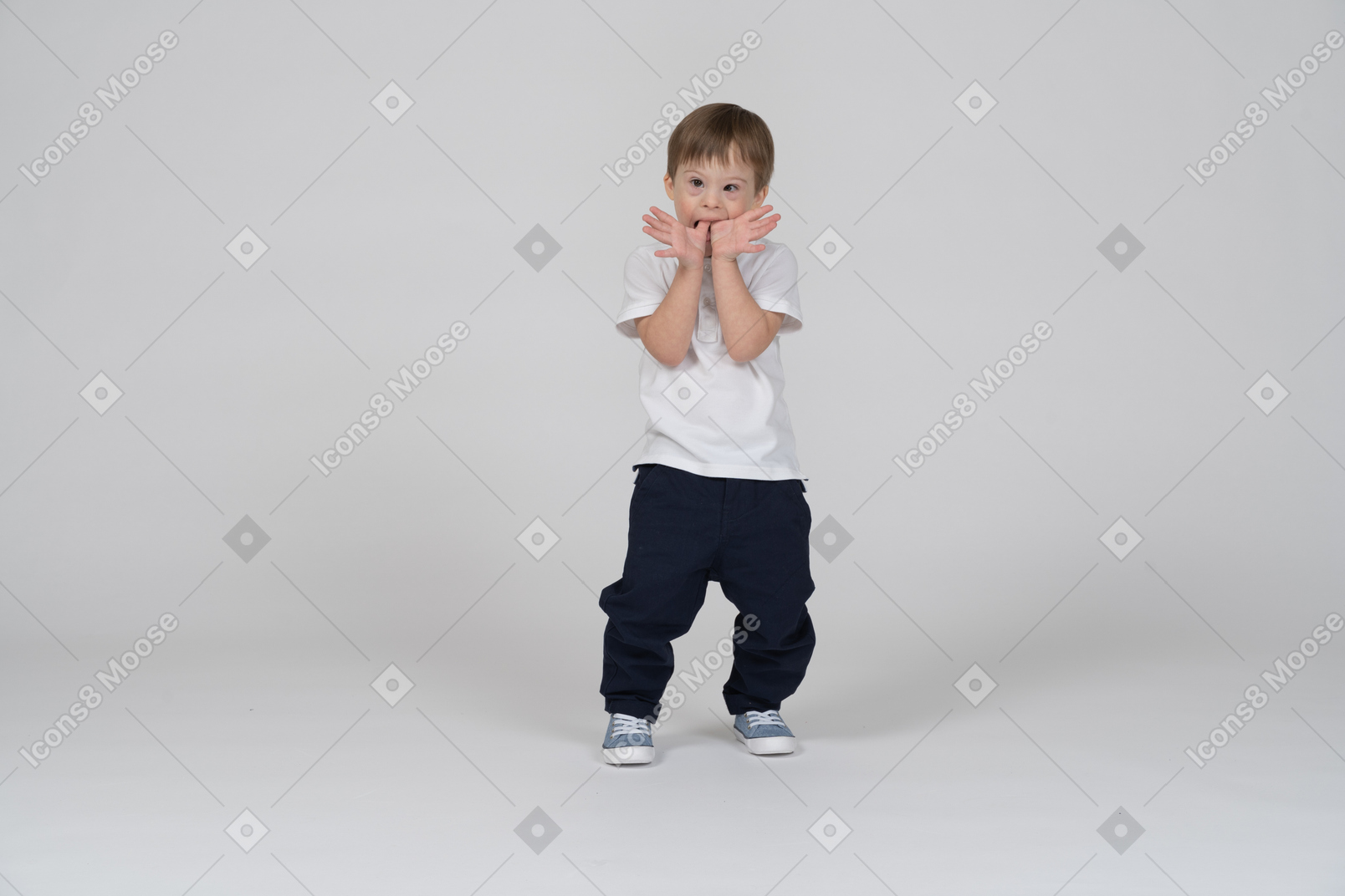Маленький ребенок стоит с большими пальцами во рту