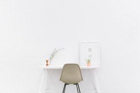 Mesa blanca y silla en sala blanca