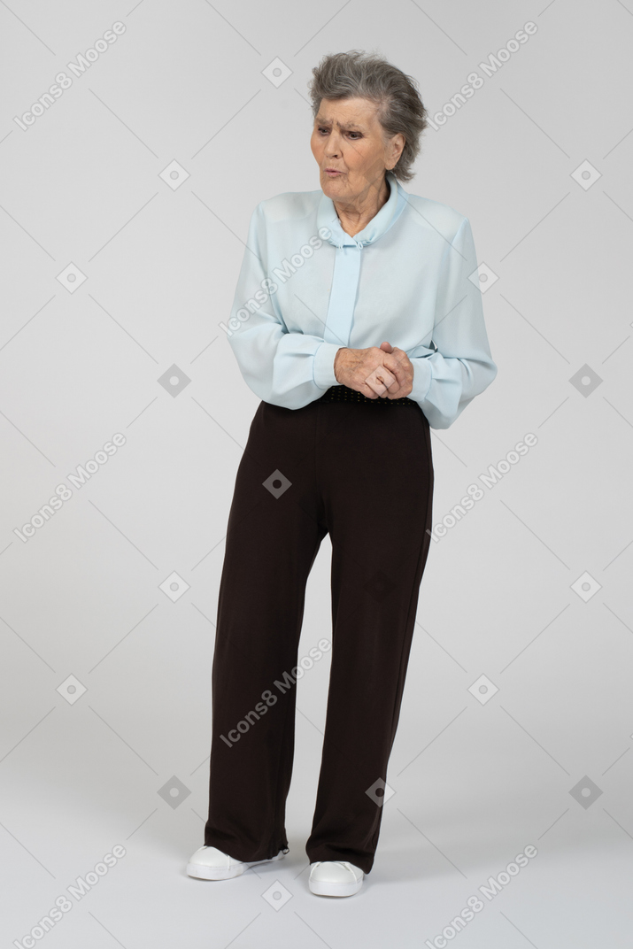 Vista frontal de una anciana que parece descontenta
