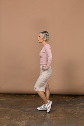 Frau in freizeitkleidung posiert im profil