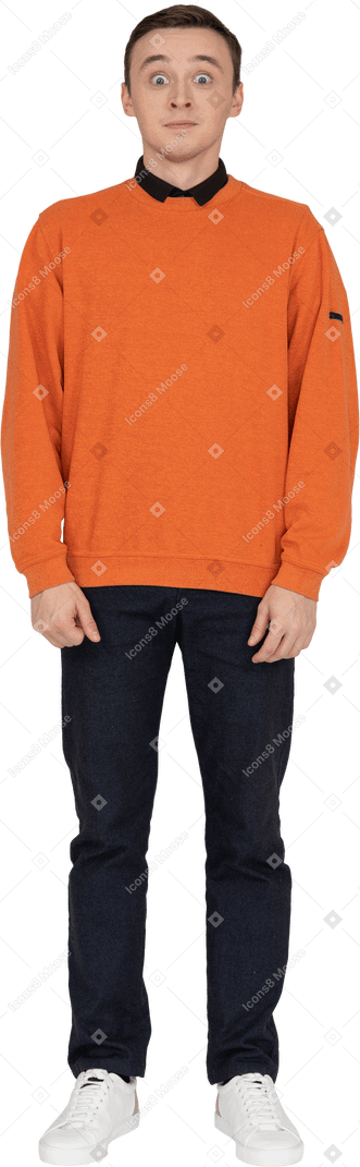 Jeune homme en sweat-shirt orange debout