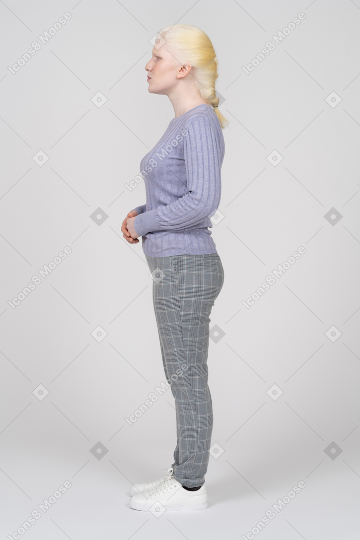 Vista lateral, de, un, mujer joven, posición, con, manos entrelazadas, en, estómago