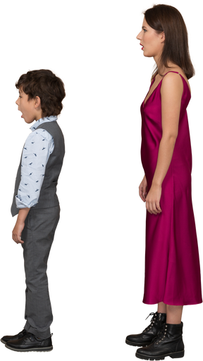 빨간 드레스를 입은 여자와 프로필에 서 있는 어린 소년