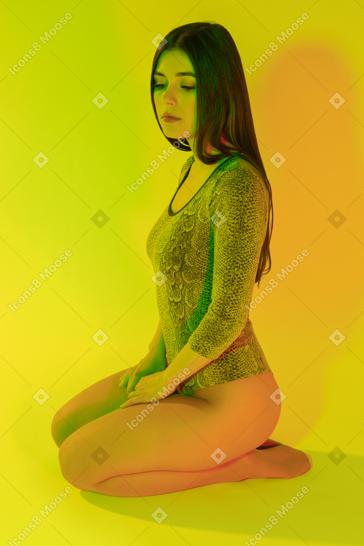 Портрет красивой молодой женщины, сидящей на месте