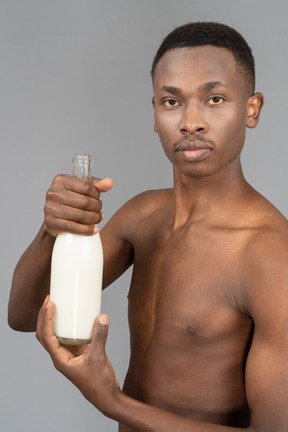 Jeune homme avec une bouteille de lait