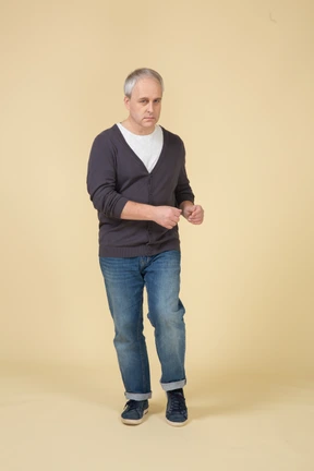 Hombre en ropa casual bailando