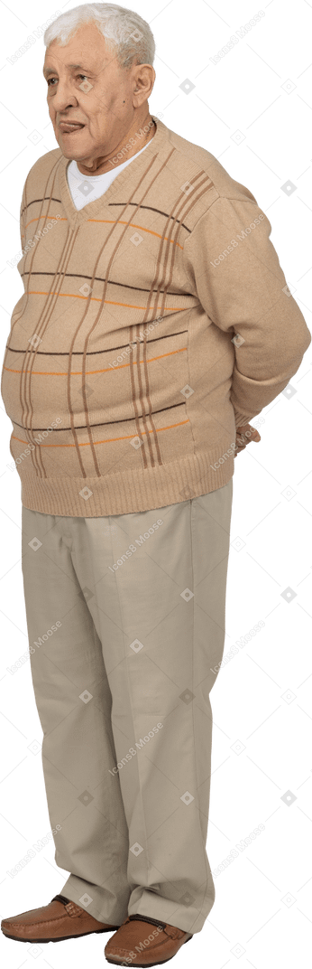 Vista frontale di un vecchio in abiti casual in piedi con le mani dietro la schiena