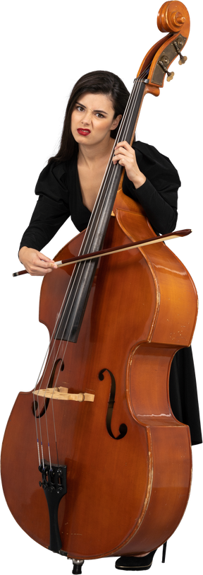 一个无聊的年轻女子，演奏低音提琴的四分之三的视图
