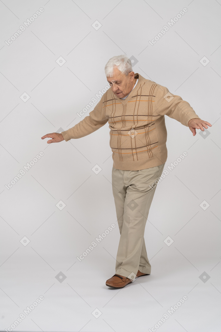 Vista frontal de un anciano con ropa informal caminando hacia adelante
