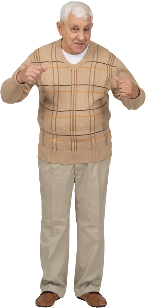 Vista frontale di un vecchio felice in abiti casual in piedi con i pugni chiusi