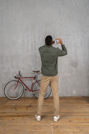 Uomo che guarda nel telescopio della mappa come