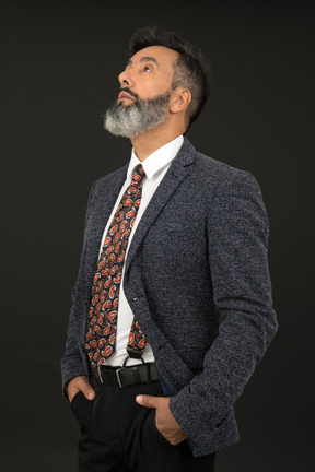 Портрет зрелого мужчины в элегантной одежде