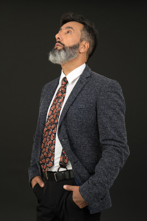 Retrato de un hombre maduro con ropa elegante