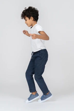 Un niño caminando sobre los dedos de los pies
