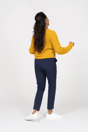 Vista trasera, de, un, bailarina, en, ropa casual