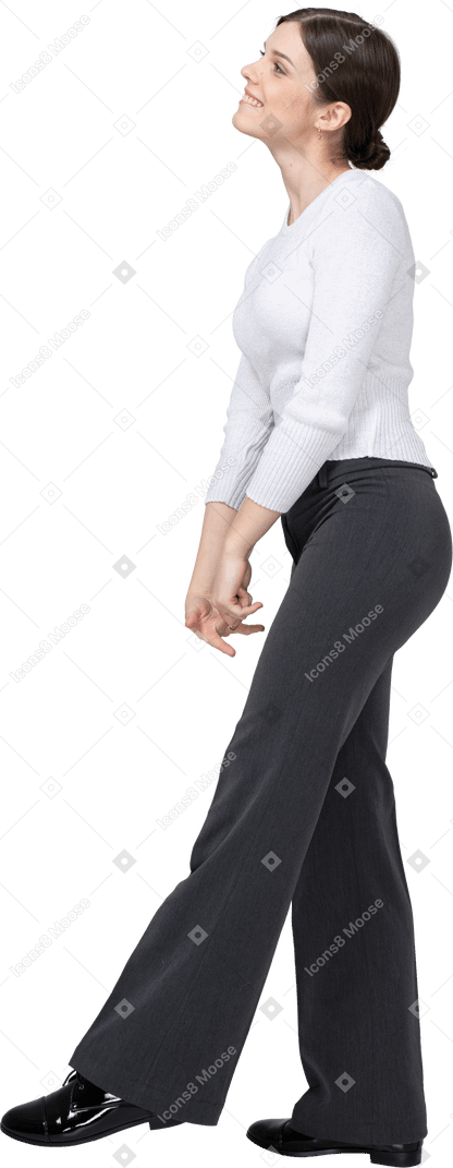Vista lateral, de, un, feliz, mujer joven, en, ropa casual, equilibrio, en, un, pierna