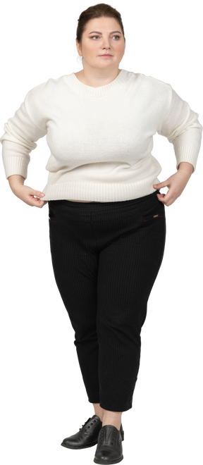 Mulher confiante plus size com suéter branco