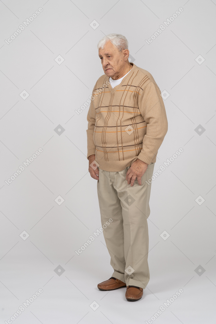 カジュアルな服装で老人の正面図