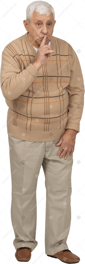 沈黙のサインを示すカジュアルな服装の老人の正面図