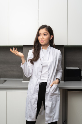 Vue de face d'une femme médecin gesticulant à côté