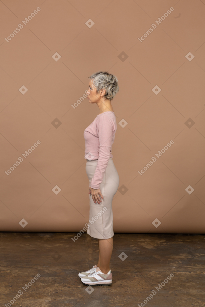 Frau in freizeitkleidung, die im profil steht