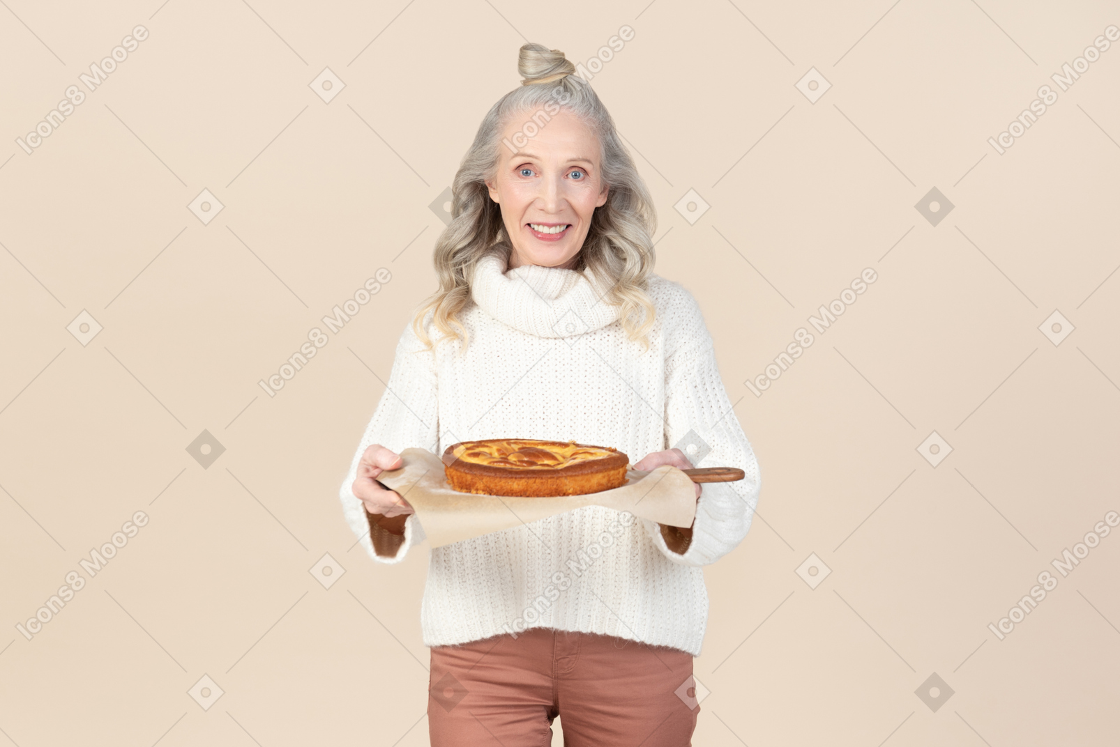 그녀의 수제 파이를 시도하는 제공하는 우아한 늙은 여자