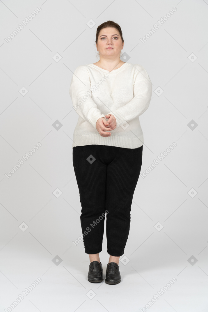 一个身着休闲服、卷起袖子的大码女人的前视图