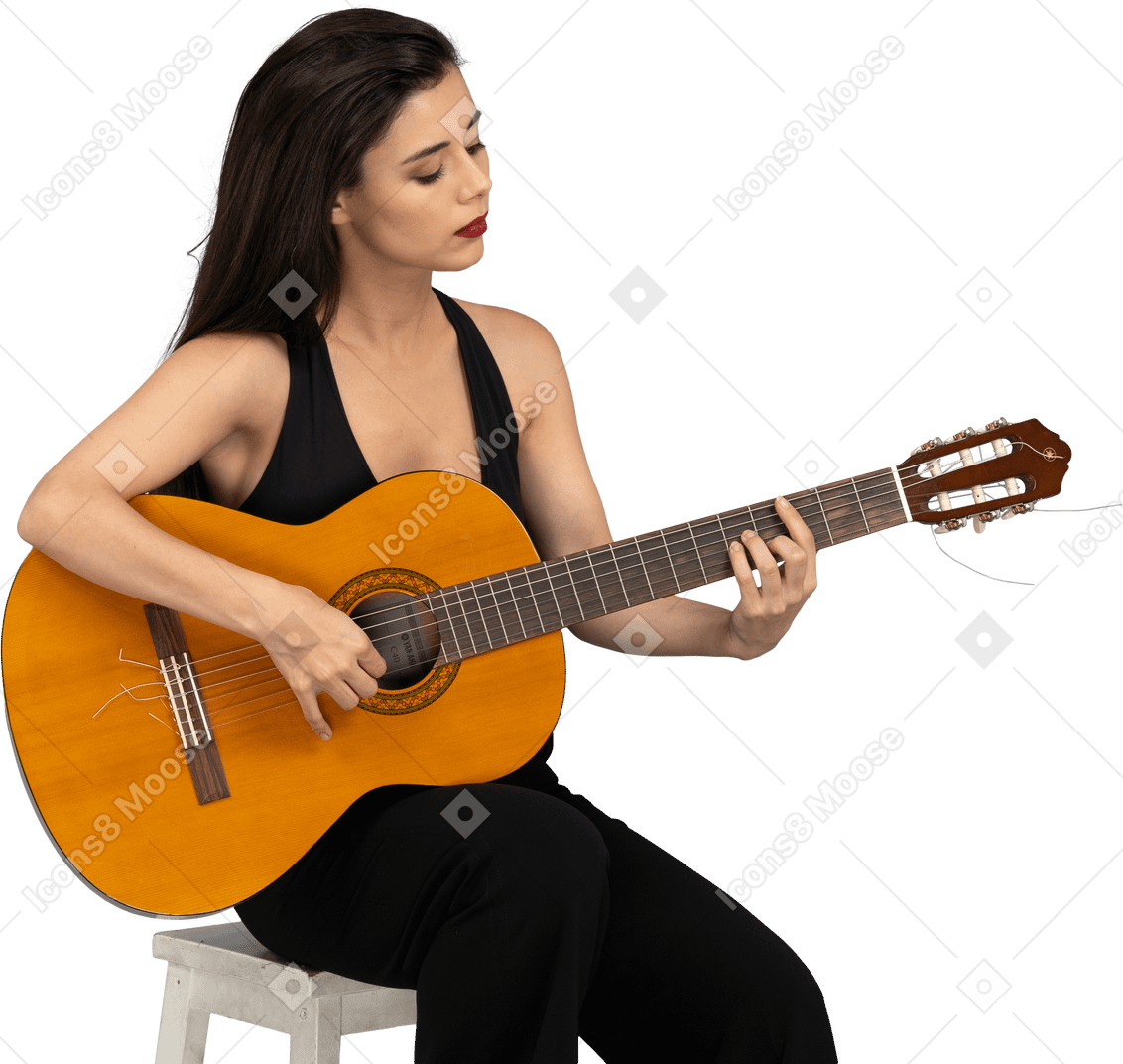 ギターを弾く黒いスーツを着て座っている若い女性の正面図