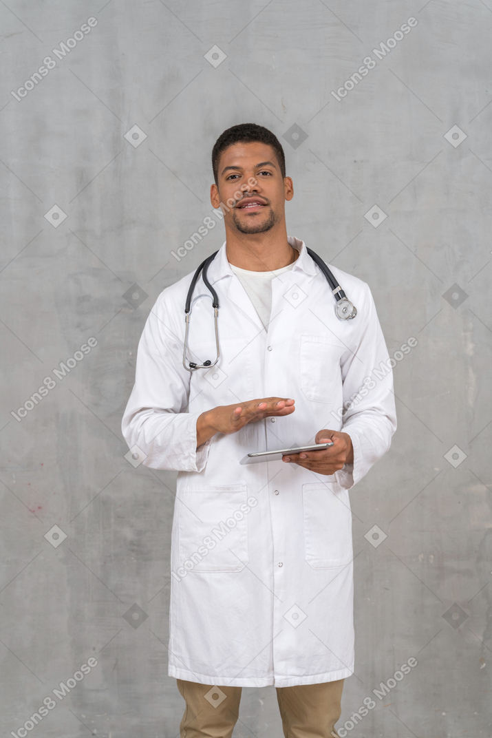 Medico maschio che parla alla macchina fotografica