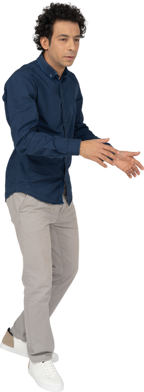 Vue latérale d'un homme en vêtements décontractés faisant des gestes