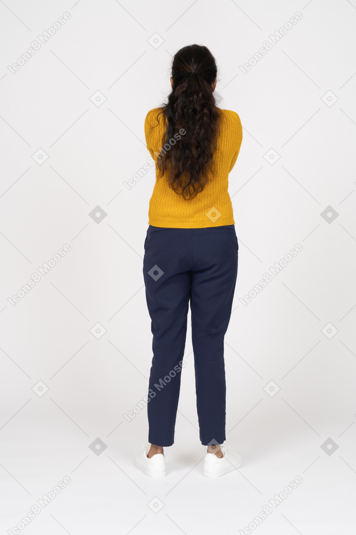 Vista posteriore di una ragazza in abiti casual