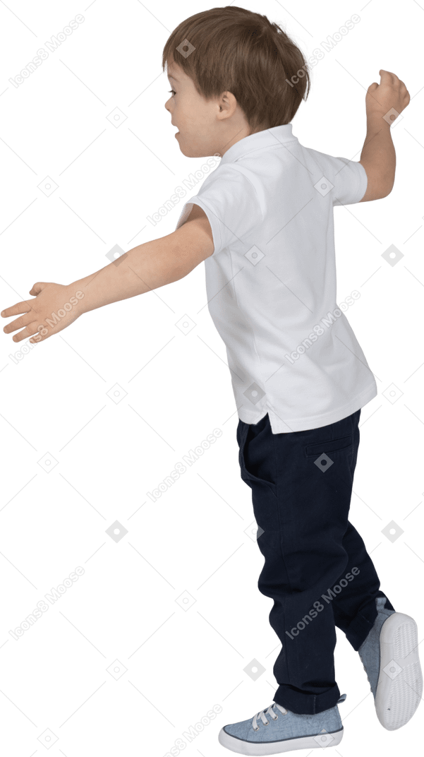 Vista lateral de um menino correndo balançando os braços