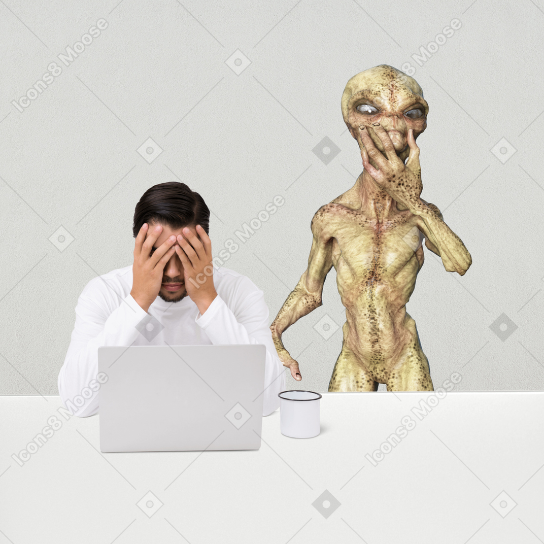 Uomo stanco in un ufficio con un alieno in piedi accanto a lui