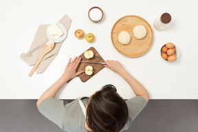 Eine bäckerin schneidet äpfel zum backen