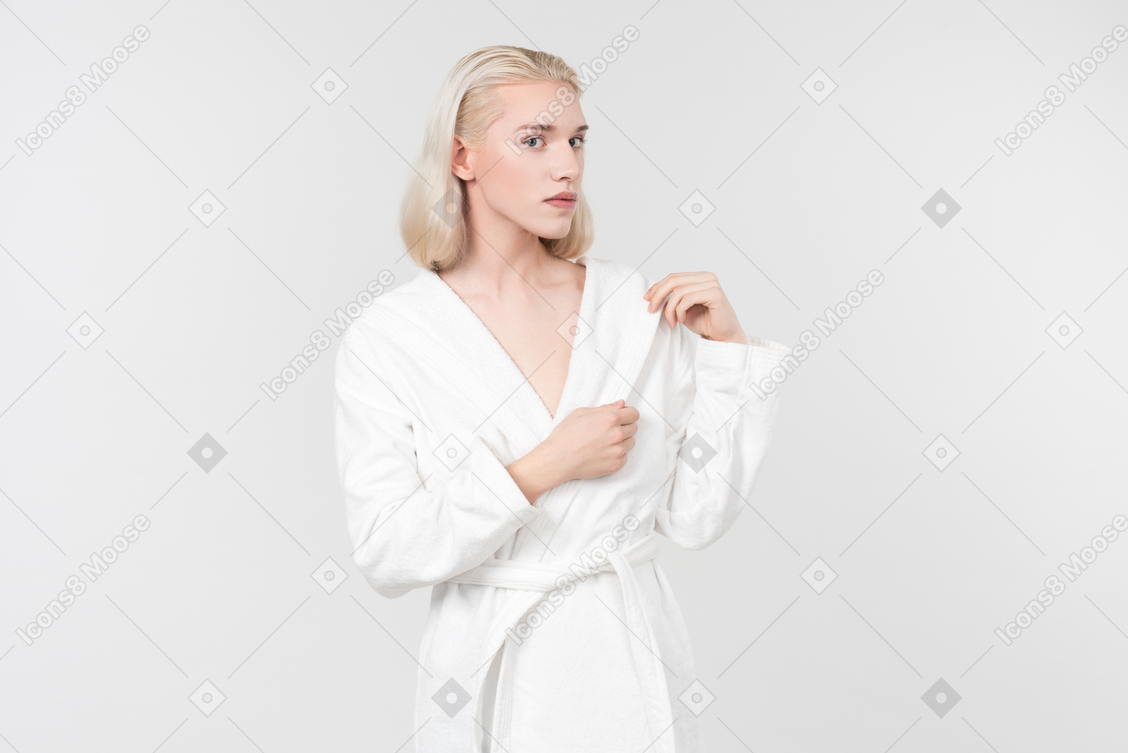 白いバスローブを染めたのに染みも白の場合は、それを洗うか、それとも白ではない別の染みを最初に待つべきですか。