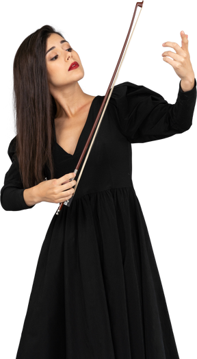 バイオリンを弾く印象の黒いドレスを着た若い女性の正面図