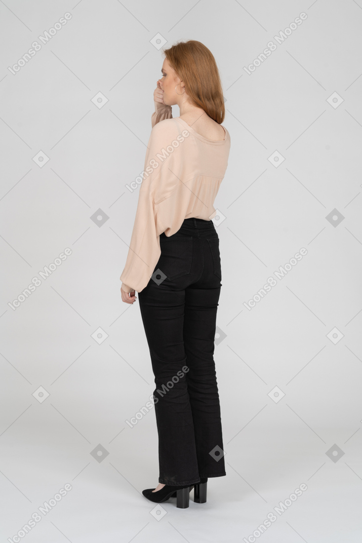 Frau in der schönen bluse stehend