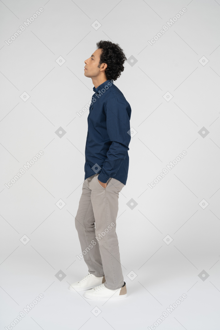 一个穿着 casua 衣服的男人的侧视图