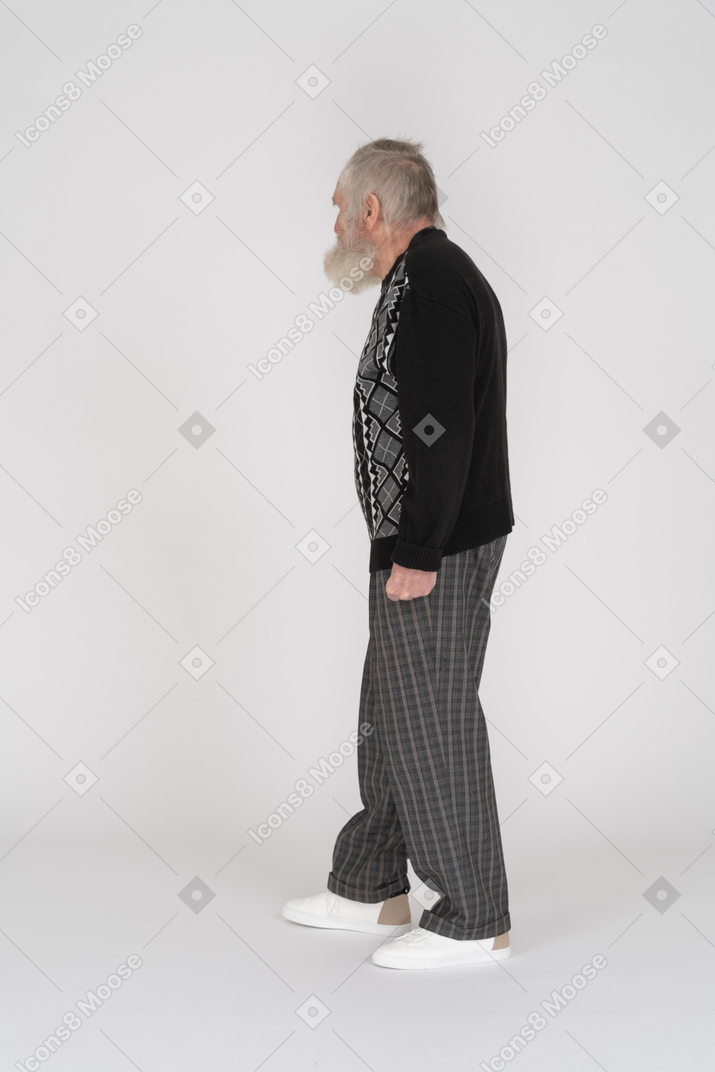 Vista laterale di un uomo anziano a piedi