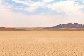 Wüstenlandschaft mit rissiger erde