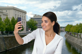 Un voyageur heureux est capable de trouver une place pour une belle photo n'importe où