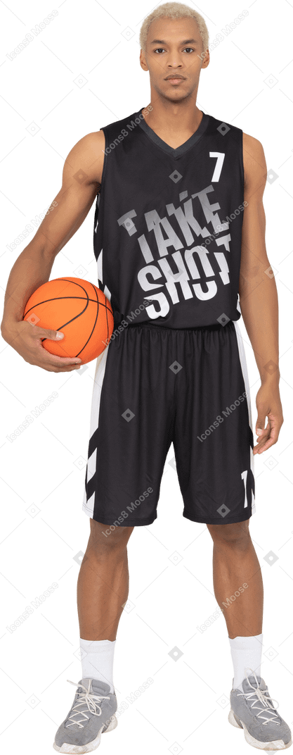 Vorderansicht eines jungen männlichen basketballspielers, der einen ball hält