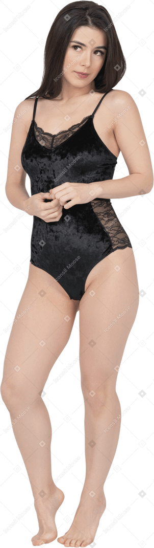 검은 벨벳 bodysuit에서 포즈를 취하는 아름 다운 여성
