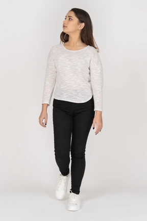 Vista frontal de una joven mujer india caminando con ropa casual