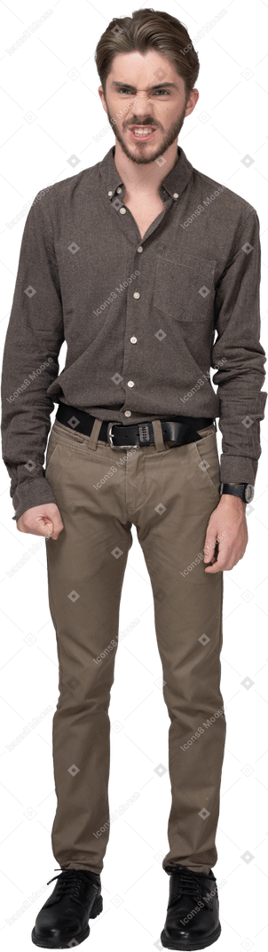 Vista frontal de um homem furioso com roupas de escritório cerrando os punhos