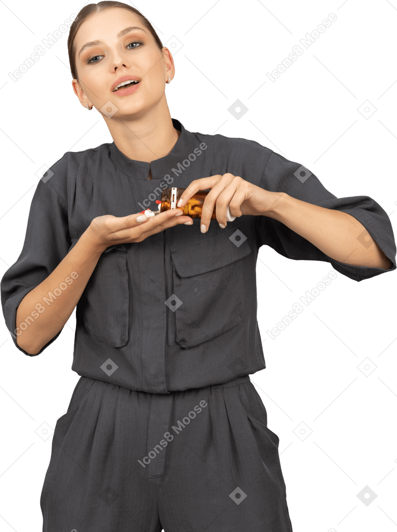 Vista frontale di una giovane donna sorridente in tuta che versa le pillole da un barattolo