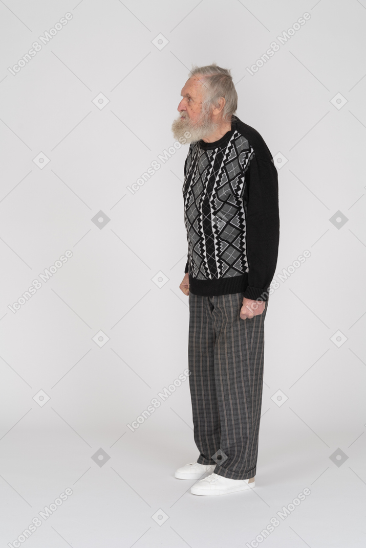 一位穿着便服的老人的侧视图