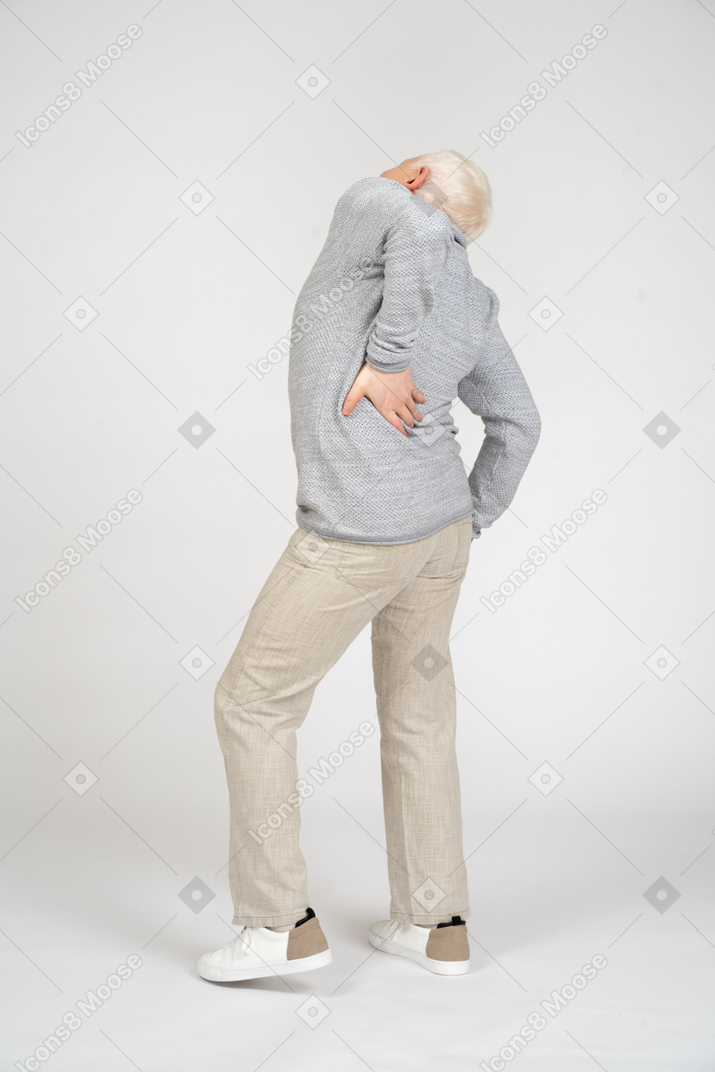Uomo con la mano sulla parte bassa della schiena che soffre di mal di schiena
