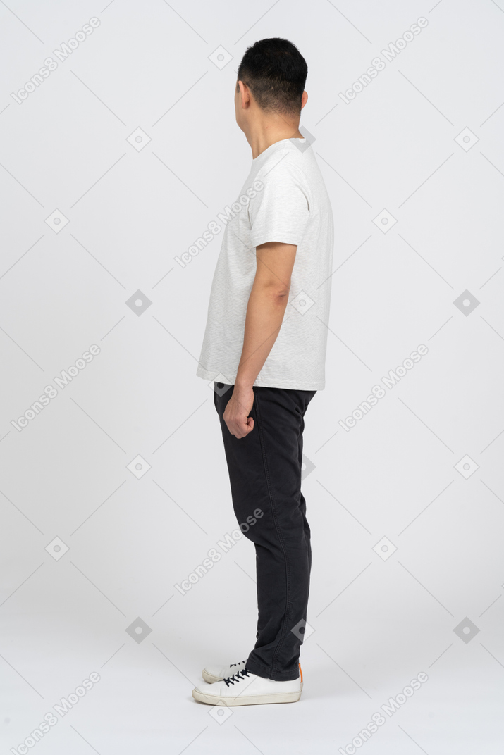 Vista lateral de um homem em roupas casuais, olhando de lado