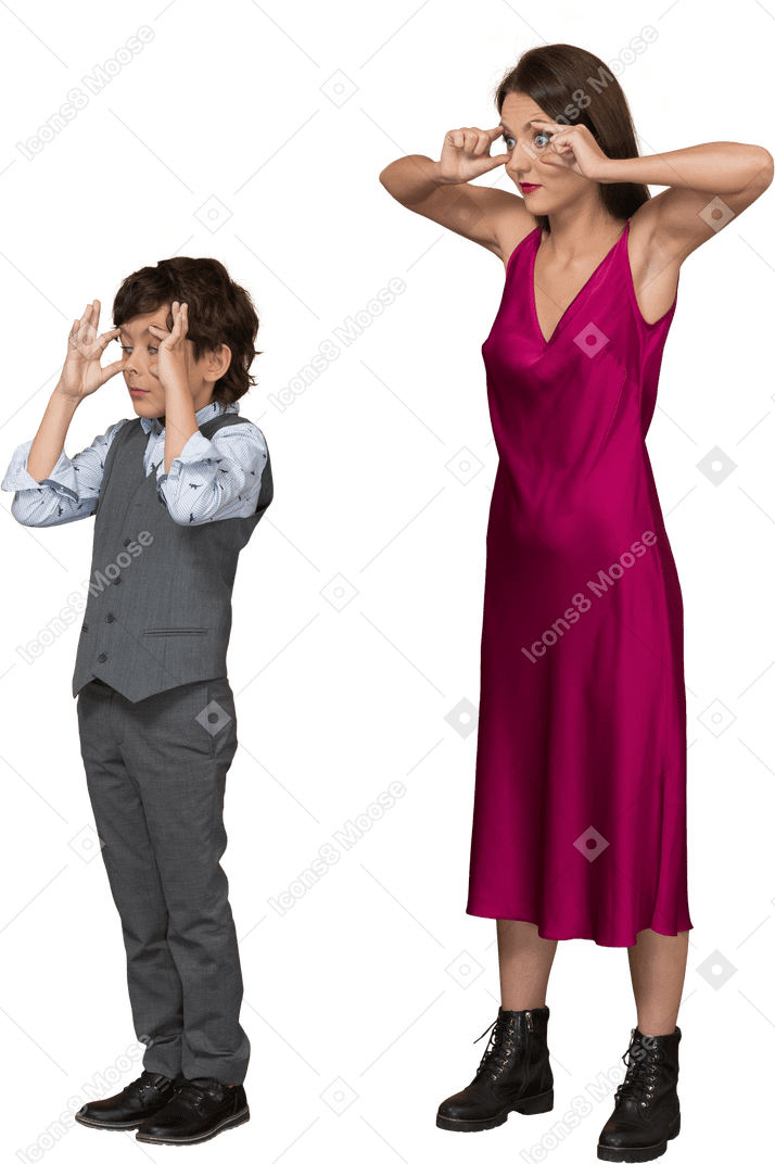 Niño y mujer con estilo abriendo los ojos